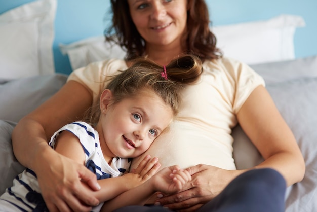 Foto gratuita senti le mosse e i calci del bambino