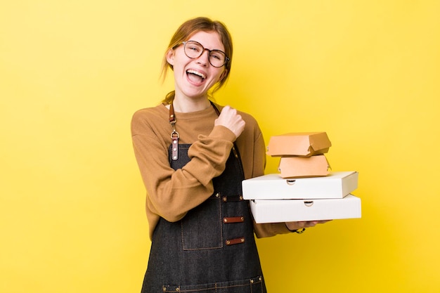 Foto gratuita sentirsi felici e affrontare una sfida o festeggiare