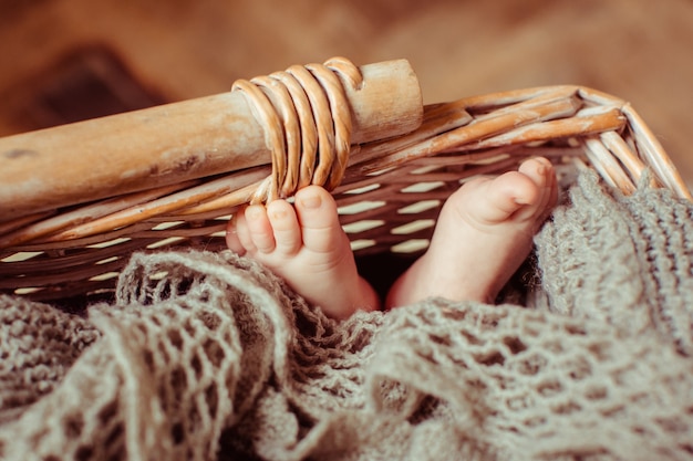 Free photo feet of child lying in the basket