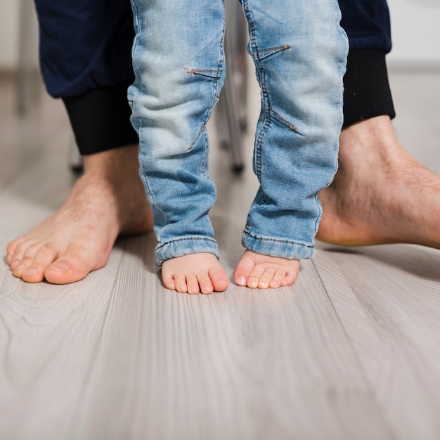 Free photo feet of father and daughter