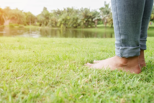 Piedi felice giovane stile di vita di bellezza del resort