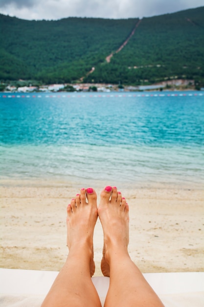 Free photo feet on the shore