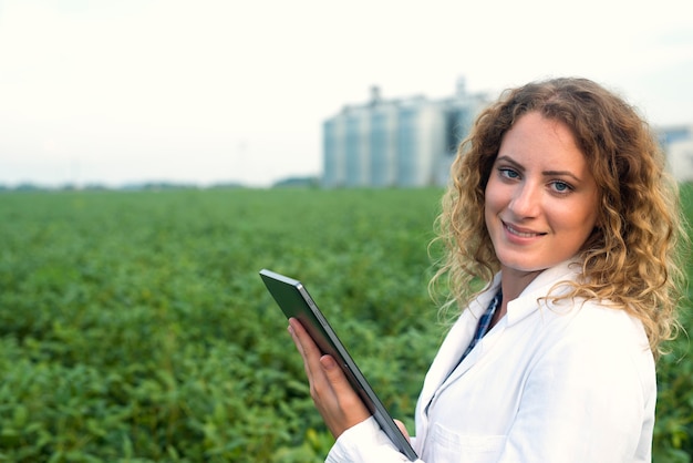 Free photo female agronomist with tablet on field