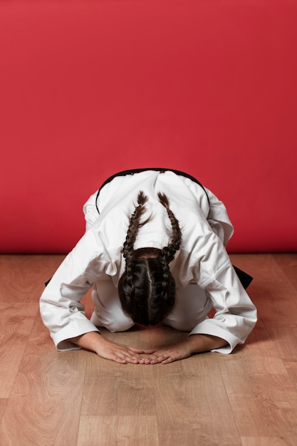 Foto gratuita l'apprendista femminile saluta il suo maestro di karate