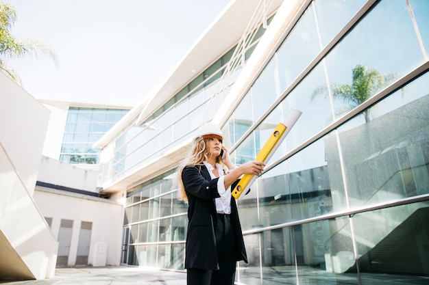 Foto gratuita architetto femminile con livello