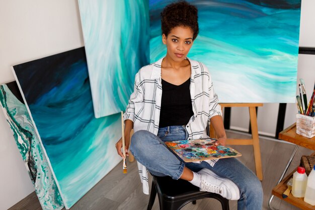 여성 아티스트 스튜디오에서 캔버스에 그림입니다. 그녀의 작업 공간에서 여자 화가입니다.