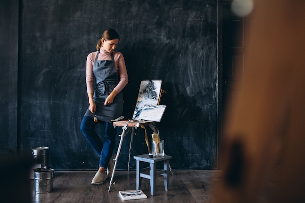 Free photo female artist painting in studio