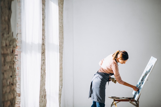 Foto gratuita pittura dell'artista femminile in studio