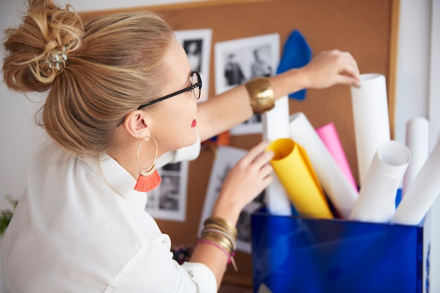 Foto gratuita artista femminile che cerca un rotolo di carta