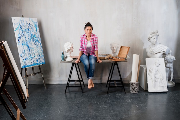 Foto gratuita artista femminile e scultura