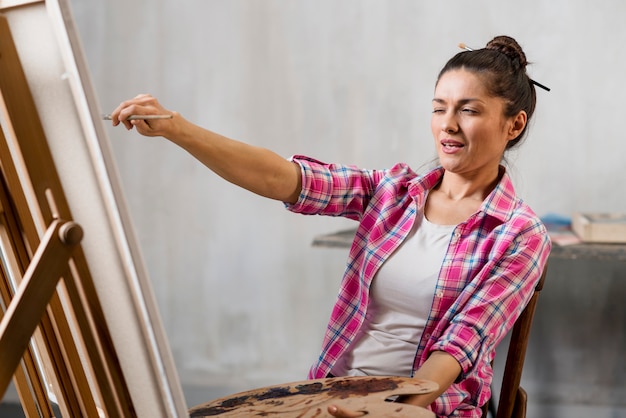 Foto gratuita artista femminile con tavolozza dei colori