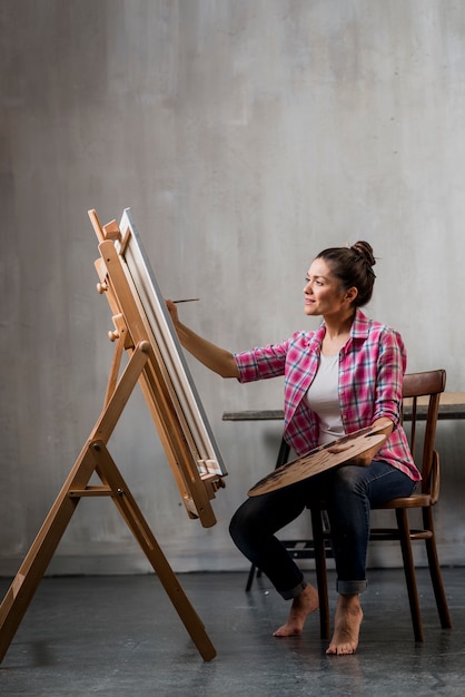 Бесплатное фото Женский художник с цветовой палитрой