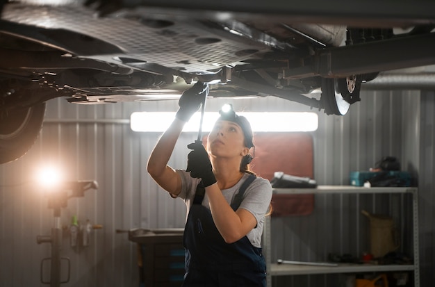 無料写真 車の店で働く女性の自動車修理工