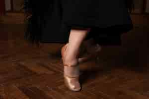 Free photo female ballroom performer's feet during dance