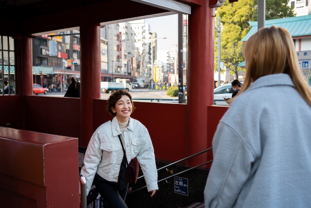 Foto gratuita migliori amiche che escono insieme in città