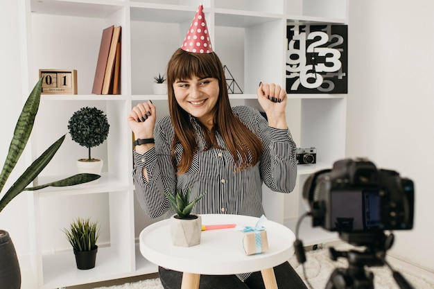 カメラで誕生日をストリーミングする女性ブロガー