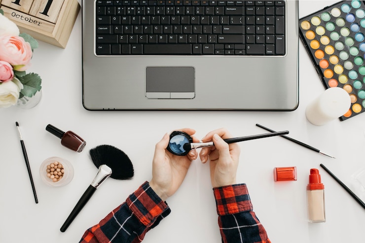 मुफ़्त फोटो female blogger streaming make-up online with laptop