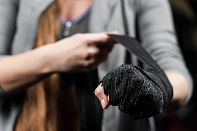 Foto gratuita boxer femmina si prepara per un altro allenamento