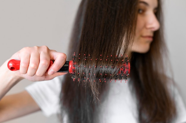 Бесплатное фото Женский расчесывать волосы