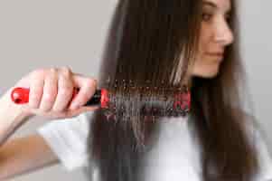 Бесплатное фото Женский расчесывать волосы