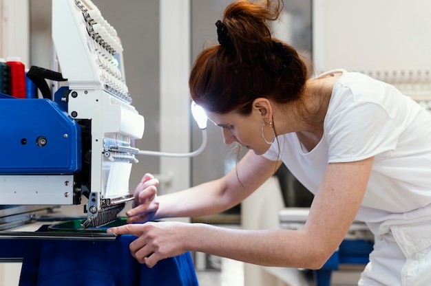 Foto gratuita ritratto di lavoro del proprietario di affari femminile