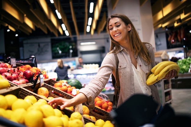 슈퍼마켓 식료품 점에서 음식을 사는 여성