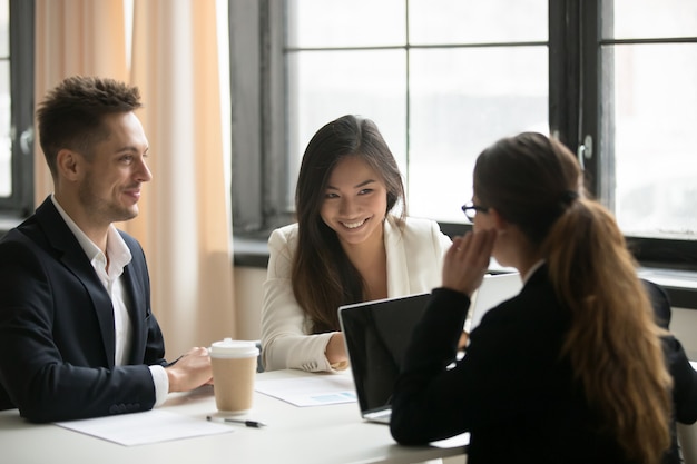 オフィスで同僚と話している女性のCEO