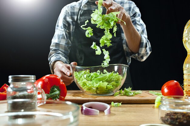 新鮮な野菜を切る女性シェフ