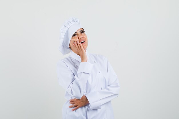 白い制服を着た女性シェフが 手のひらを開いて何かを歓迎または見せて 正面から見て嬉しそうに見えます 無料の写真 白い制服を着た女性シェフが 手のひらを開いて何かを歓迎または見せて 正面から見て嬉しそうに見えます 無料の写真