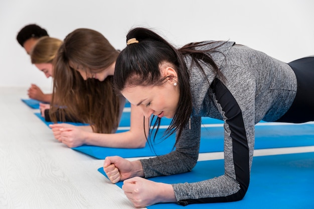 Free photo female class on resistance position