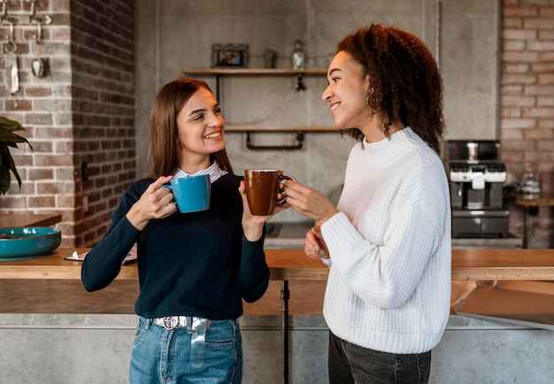 Foto gratuita colleghe che bevono caffè durante una riunione