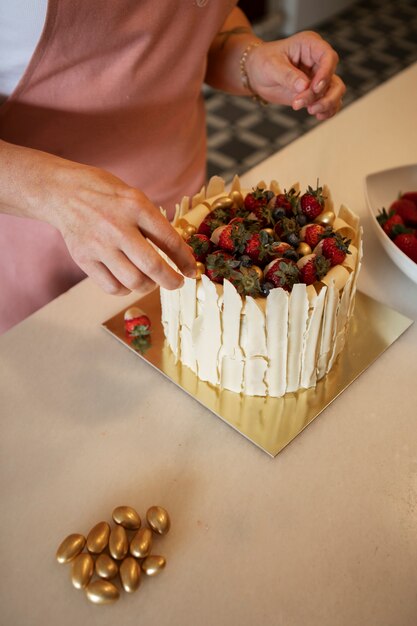 과자 가게에서 딸기 케이크와 함께 여성 제과점