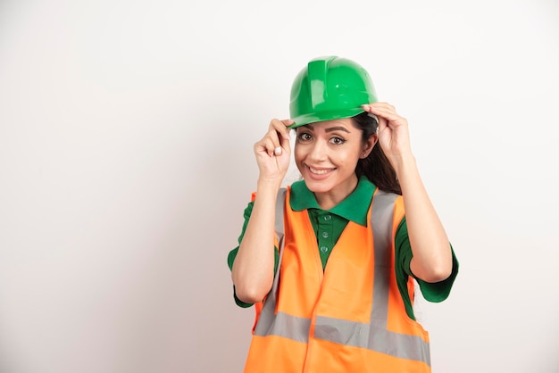 Foto gratuita ingegnere femminile del cantiere con il casco. foto di alta qualità