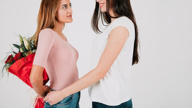 Coppia femminile con un mazzo di fiori