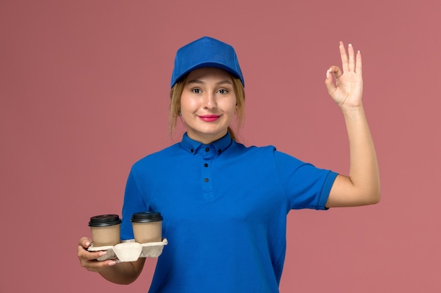 분홍색, 서비스 균일 한 배달에 웃 고 커피 배달 컵을 들고 파란색 제복을 입은 여성 택배