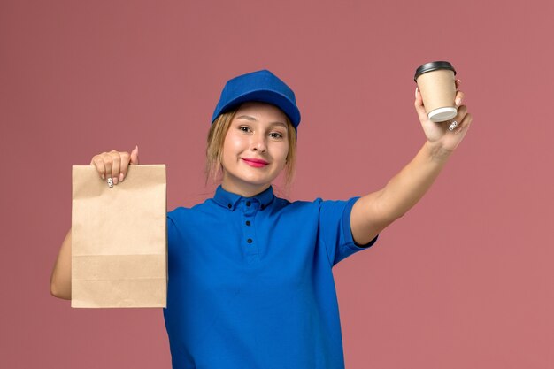 분홍색, 서비스 유니폼 배달 소녀 노동자에 미소로 커피와 음식 패키지의 컵을 들고 포즈를 취하는 파란색 유니폼 여성 택배