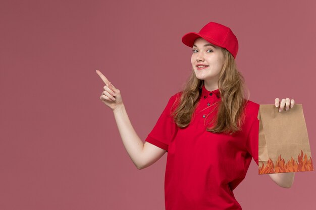 밝은 분홍색, 직업 유니폼 서비스 작업자 배달에 종이 음식 패키지를 들고 빨간 제복을 입은 여성 택배