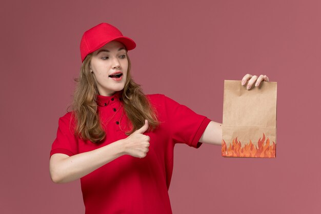 분홍색, 균일 한 작업자 서비스 배달에 종이 음식 패키지를 들고 빨간 제복을 입은 여성 택배