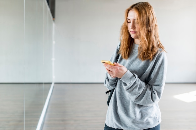 携帯電話を使用して女性ダンサー