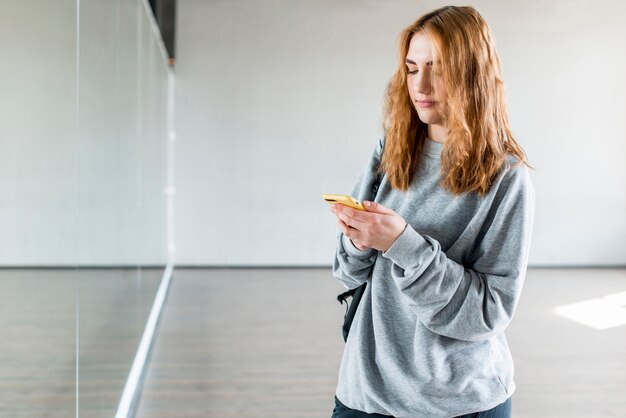 携帯電話を使う女性ダンサー