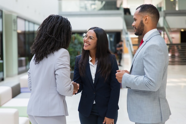 Diversi soci commerciali femminili che agitano le mani