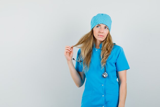 가닥을 잡고 잠겨있는 찾고있는 동안 찾고 파란색 유니폼 여성 의사