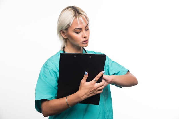 Женщина-врач проверки буфера обмена на белом фоне. Фото высокого качества