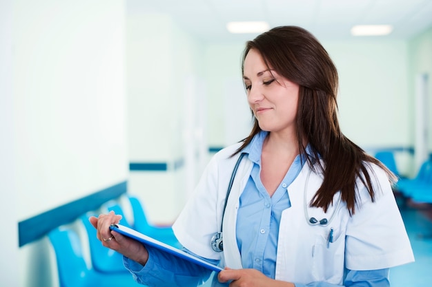 Женщина-врач, проверяющая медицинские результаты