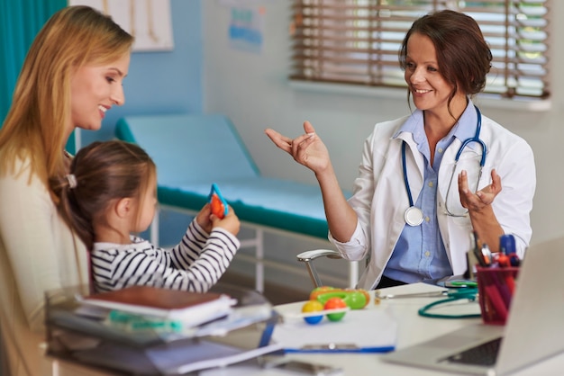 Free photo female doctor gives good tricks for staying healthy