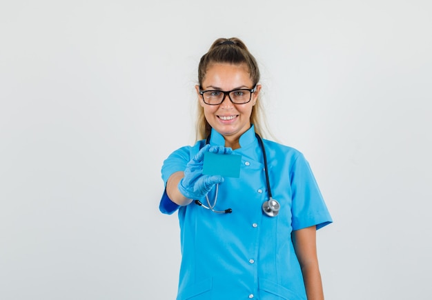 파란색 유니폼, 장갑에 여성 의사 보유 카드