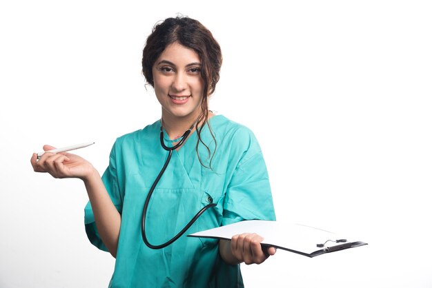 흰색 바탕에 펜으로 손에 클립 보드를 들고 여성 의사