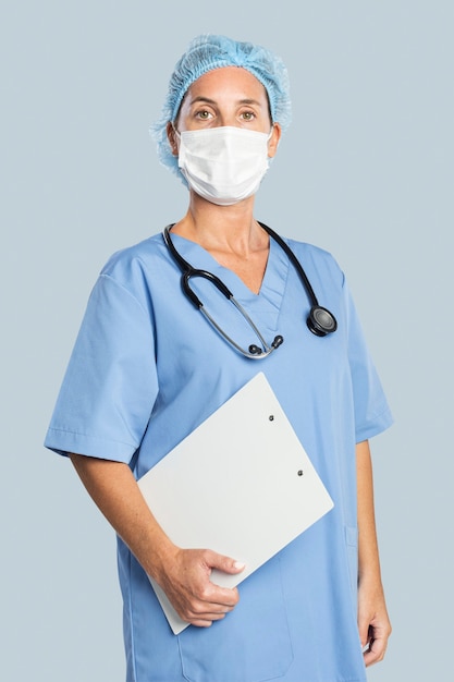 Free photo female doctor holding a clipboard