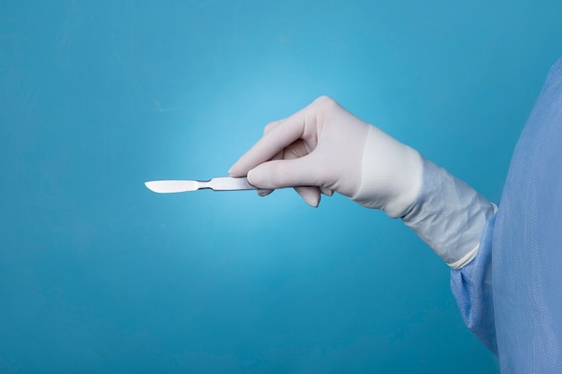 Free photo female doctor holding metallic medical scalpel