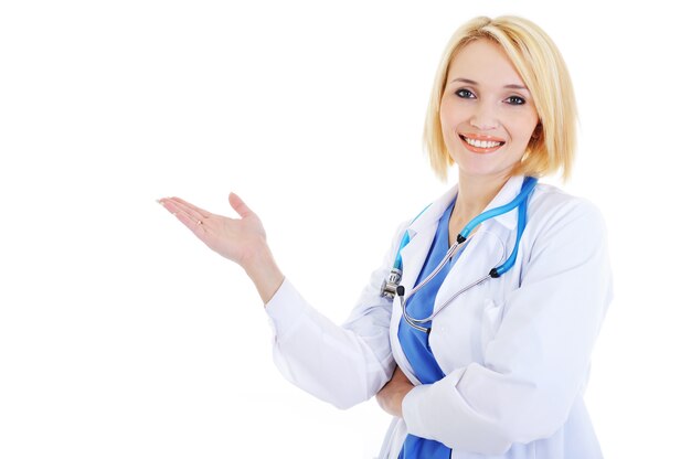 Medico femminile che tiene fuori la mano isolata su bianco